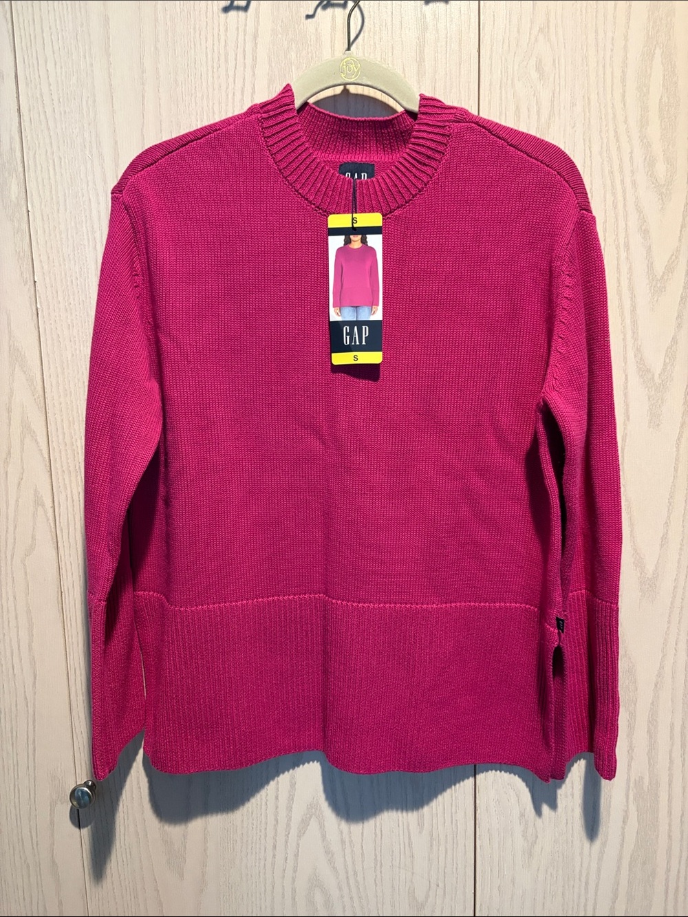 GAP womenβs Crewneck Sweater in Fuchsia NWT